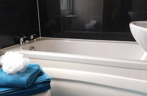 Milford on Sea Cabin | Lovely 2-Bed Caravan in Lymington