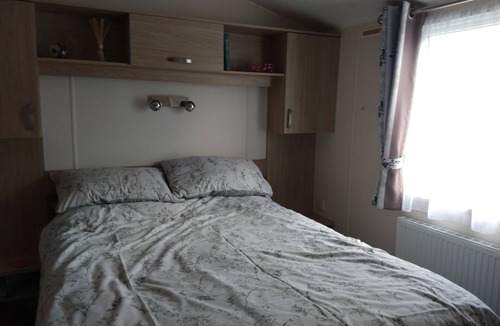 Milford on Sea Cabin | Lovely 2-Bed Caravan in Lymington