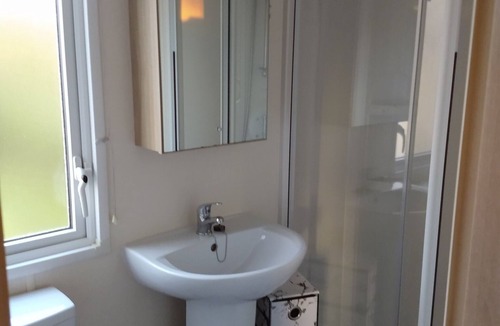 Milford on Sea Cabin | Lovely 2-Bed Caravan in Lymington