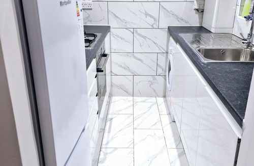 London Borough of Hounslow Apartment | Lovely 2 bed Heathrow/Twickenham + parking