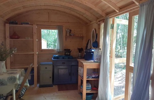 Sougeres-en-Puisaye House | Lovely 2-Bed shepherds hut in a Forest