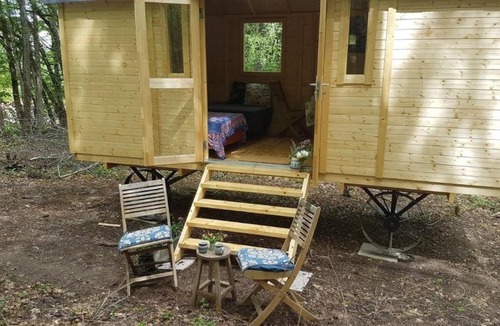 Sougeres-en-Puisaye House | Lovely 2-Bed shepherds hut in a Forest