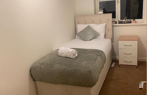 Aylesbury Apartment | Lovely 2-Bed Serviced apartment with free parking