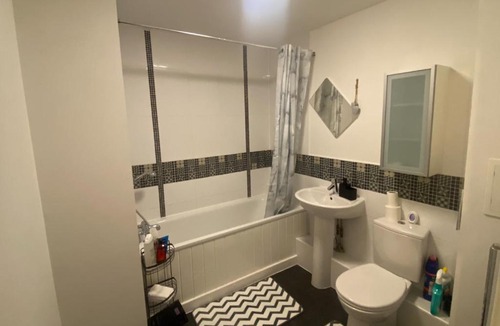 Aylesbury Apartment | Lovely 2-Bed Serviced apartment with free parking