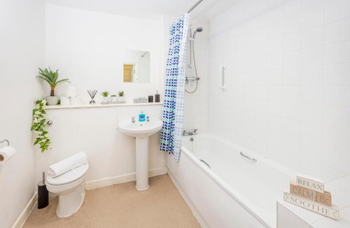 Bootle Apartment | Lovely 2 bed W.parking, wifi and coffee machine