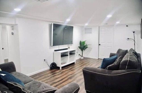 Livingston House | Lovely 2 Bedroom & 1 Bath Space