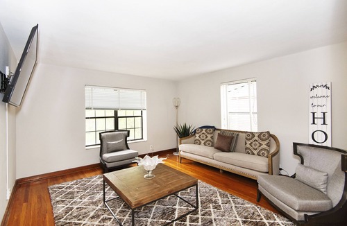 St. Louis Hills Apartment | Lovely 2 bedroom apartment with free parking