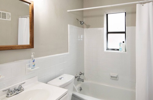 St. Louis Hills Apartment | Lovely 2 bedroom apartment with free parking