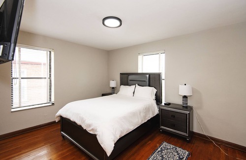 St. Louis Hills Apartment | Lovely 2 bedroom apartment with free parking