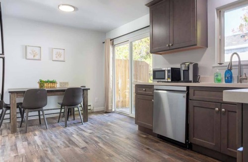 Renton Apartment | lovely 2-bedroom apartment with free parking