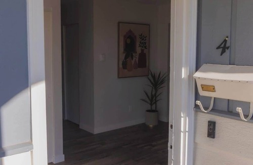 Renton Apartment | lovely 2-bedroom apartment with free parking