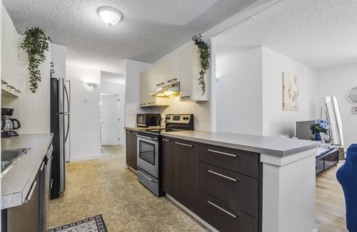 Beltline Condo | Lovely 2-Bedroom at Stampede | Free Parking