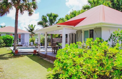 Bellwood Villa | Lovely 2 bedroom bungalow steps away from Lorient Beach and shopping