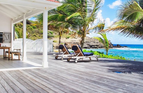 Bellwood Villa | Lovely 2 bedroom bungalow steps away from Lorient Beach and shopping