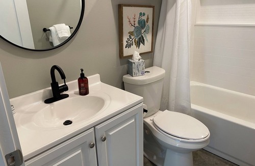 Mount Vernon Cottage | Lovely 2-bedroom cottage located in downtown Mount Vernon!