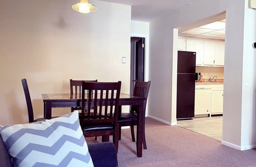 Lansdowne Apartment | Lovely 2-bedroom condo Lansdowne