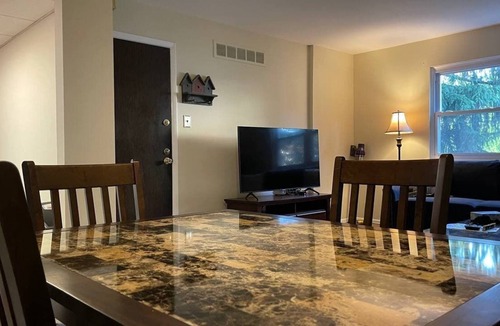 Lansdowne Apartment | Lovely 2-bedroom condo Lansdowne