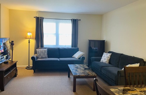 Lansdowne Apartment | Lovely 2-bedroom condo Lansdowne
