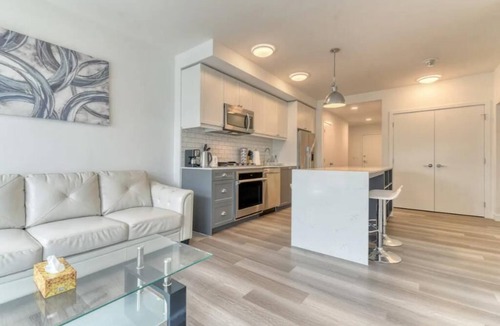 Sunnyside Condo | Lovely 2-bedroom condo with Free Parking
