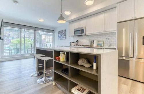 Sunnyside Condo | Lovely 2-bedroom condo with Free Parking