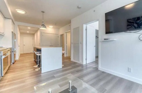 Sunnyside Condo | Lovely 2-bedroom condo with Free Parking
