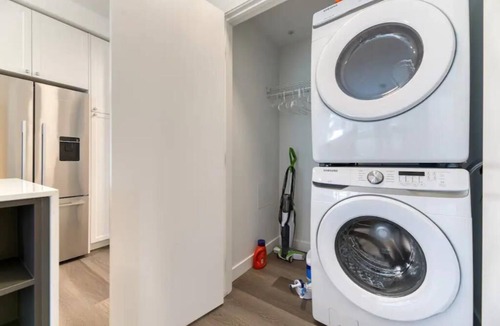 Sunnyside Condo | Lovely 2-bedroom condo with Free Parking