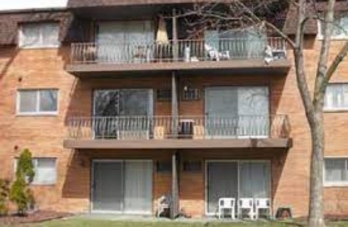 Lansing Condo | Lovely 2 Bedroom Condo With Pool