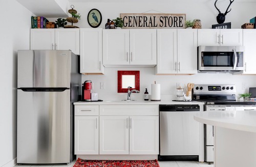 Fan District Apartment | Lovely 2 Bedroom in the Heart of The Fan