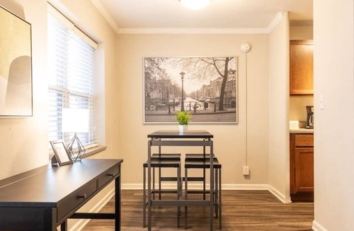 Country Club Plaza Area Apartment | Lovely 2 Bedroom on the Plaza