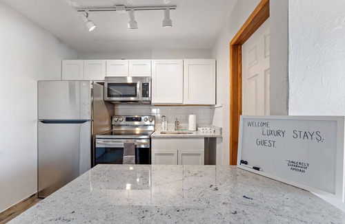Merriam Park Apartment | Lovely 2 Bedroom Rental Blocks Away From Allianz!