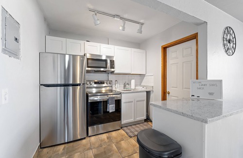 Merriam Park Apartment | Lovely 2 Bedroom Rental Blocks Away From Allianz!