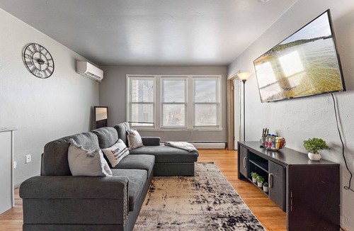 Merriam Park Apartment | Lovely 2 Bedroom Rental Blocks Away From Allianz!