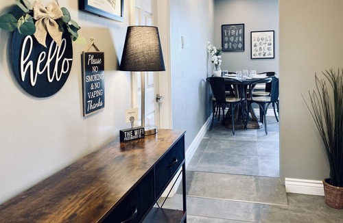 Hamilton Apartment | Lovely 2-Bedroom Suite with King Bed and Fast Wifi