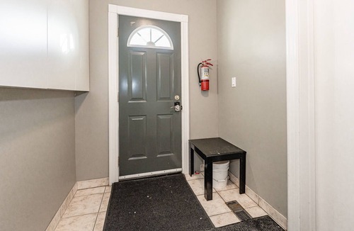 Hamilton Apartment | Lovely 2-Bedroom Suite with King Bed and Fast Wifi