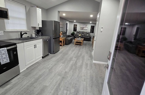 Uniontown House | Lovely 2-bedroom triplex unit with AC in charming Van Buren.