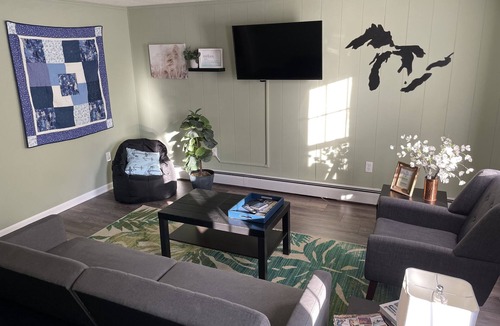 Dunkirk Apartment | Lovely 2 bedroom upper, close to Lake Erie beaches