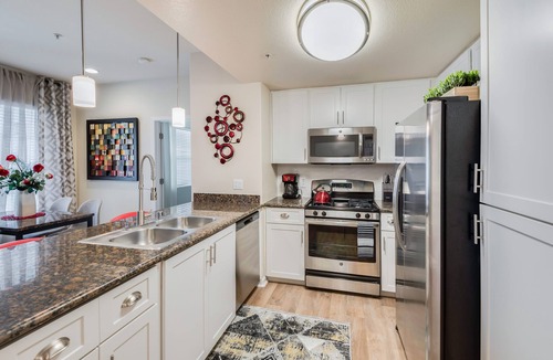 Roseville Apartment | Lovely 2-Bedroom With Private Garage For Long Stays