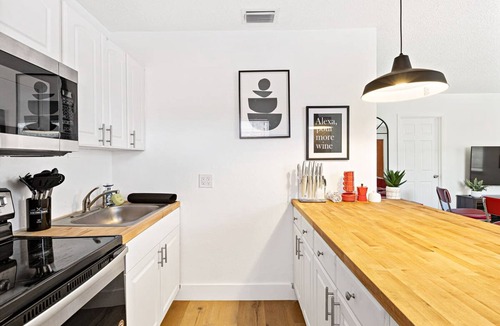 Sailboat Bend Apartment | Lovely 2 BR Condo With Free Parking on Premises