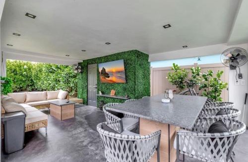 Lake Ridge House | Lovely 2BR 2BA Modern Flat with Vibrant Backyard