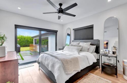 Lake Ridge House | Lovely 2BR 2BA Modern Flat with Vibrant Backyard