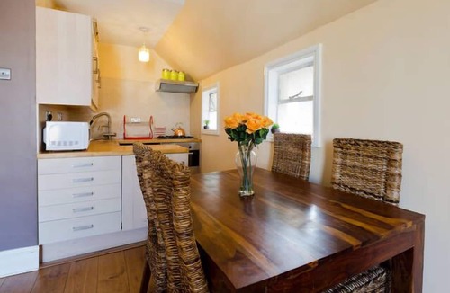 South Richmond Apartment | Lovely 2BR, Richmond Hill & Parking