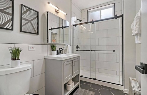Rogers Park Apartment | Lovely 2BR Rogers Park Home with Equipped Kitchen