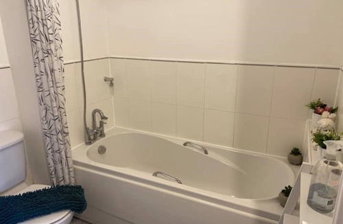 Doncaster Apartment | Lovely 2nd floor 2 bed flat sleeps 4