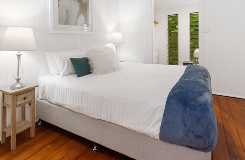 Kelvin Grove Apartment | Lovely 3-Bed House with Deck, BBQ, Yard & Parking