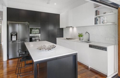 Kelvin Grove Apartment | Lovely 3-Bed House with Deck, BBQ, Yard & Parking