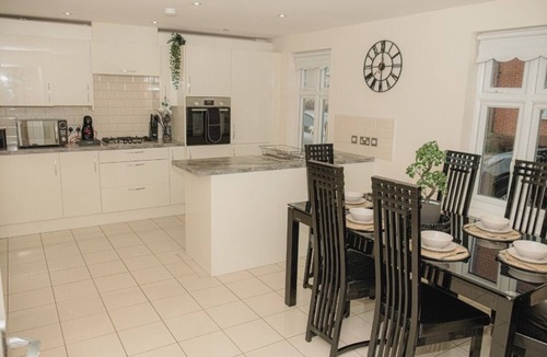 Solihull House | Lovely 3-Bed House in Solihull