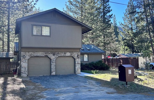 Christmas Valley House | Lovely 3-bedroom house with Hot Tub and EV charger in South Lake Tahoe