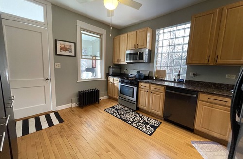 Lakeview Condo | Lovely 3 Bedroom condo near Wrigley!