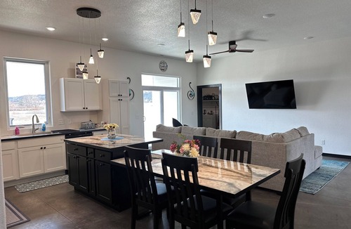 Hot Springs House | Lovely 3-bedroom house by Angustora with many activities for your entire group