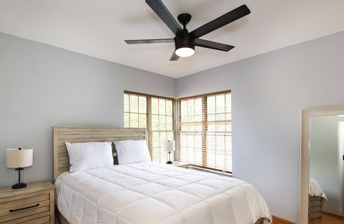 St. Louis Hills Apartment | Lovely 3 Bedroom Penthouse with Street Parking
